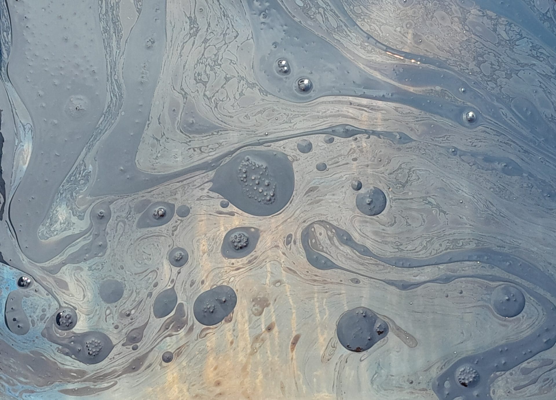 Öljyistä vedenpintaa Xamkin öljyntorjunta-altaan harjoituksissa