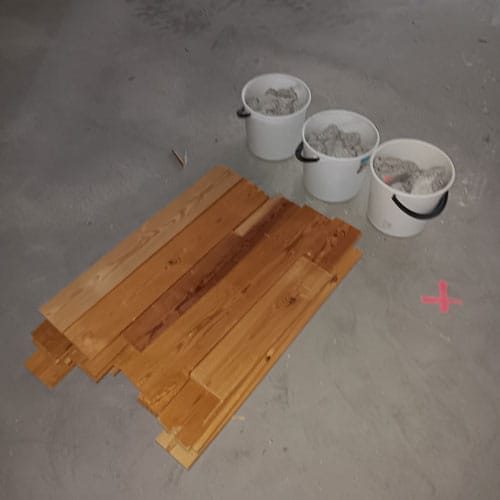 Purkukohteesta näytteeksi otetut mäntypaneelit sekä purkubetoni.