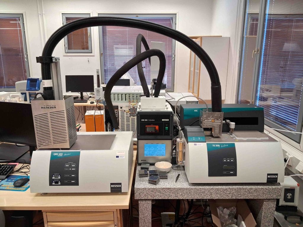 TGA-MS Netzsch TG 209 F1 Libra + QMS 403 Aëolos Quadro ja Netzsch VAB 300 X Valvebox