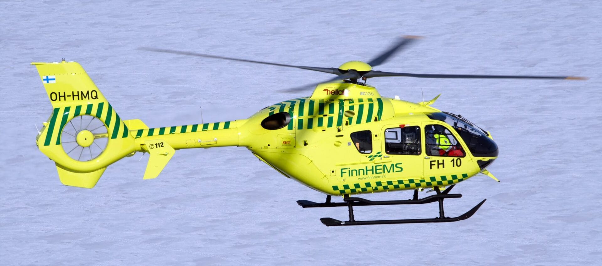 lääkärihelikopteri veden yllä