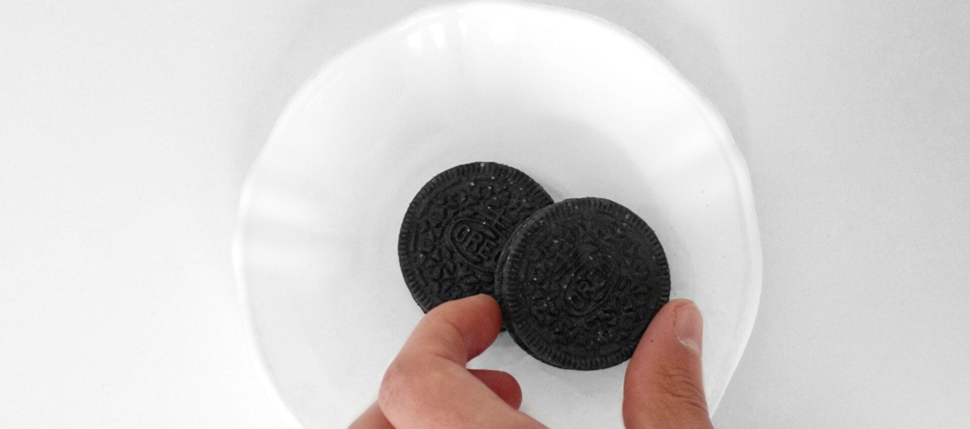 Kaksi täytekeksiä lautasella.