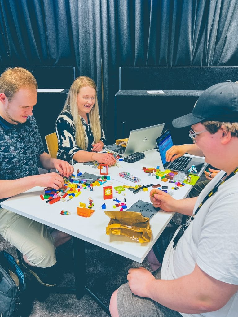 Osallistujia DIH Kehittämö -työpajassa