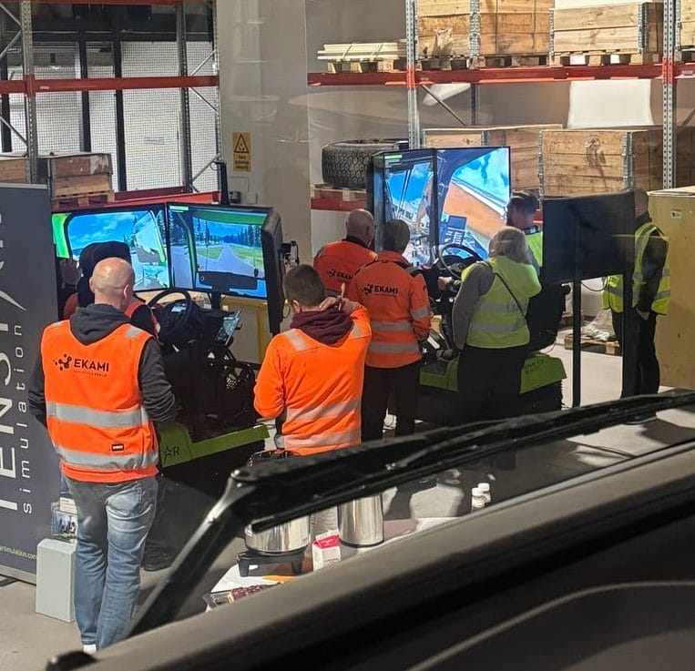 SImulaatio opetustilanne ekamin logistiikan hallissa
