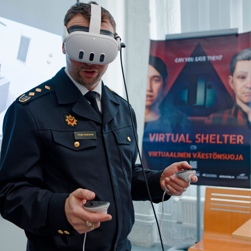 Ihminen virkapuvussa VR_lasit päässä.