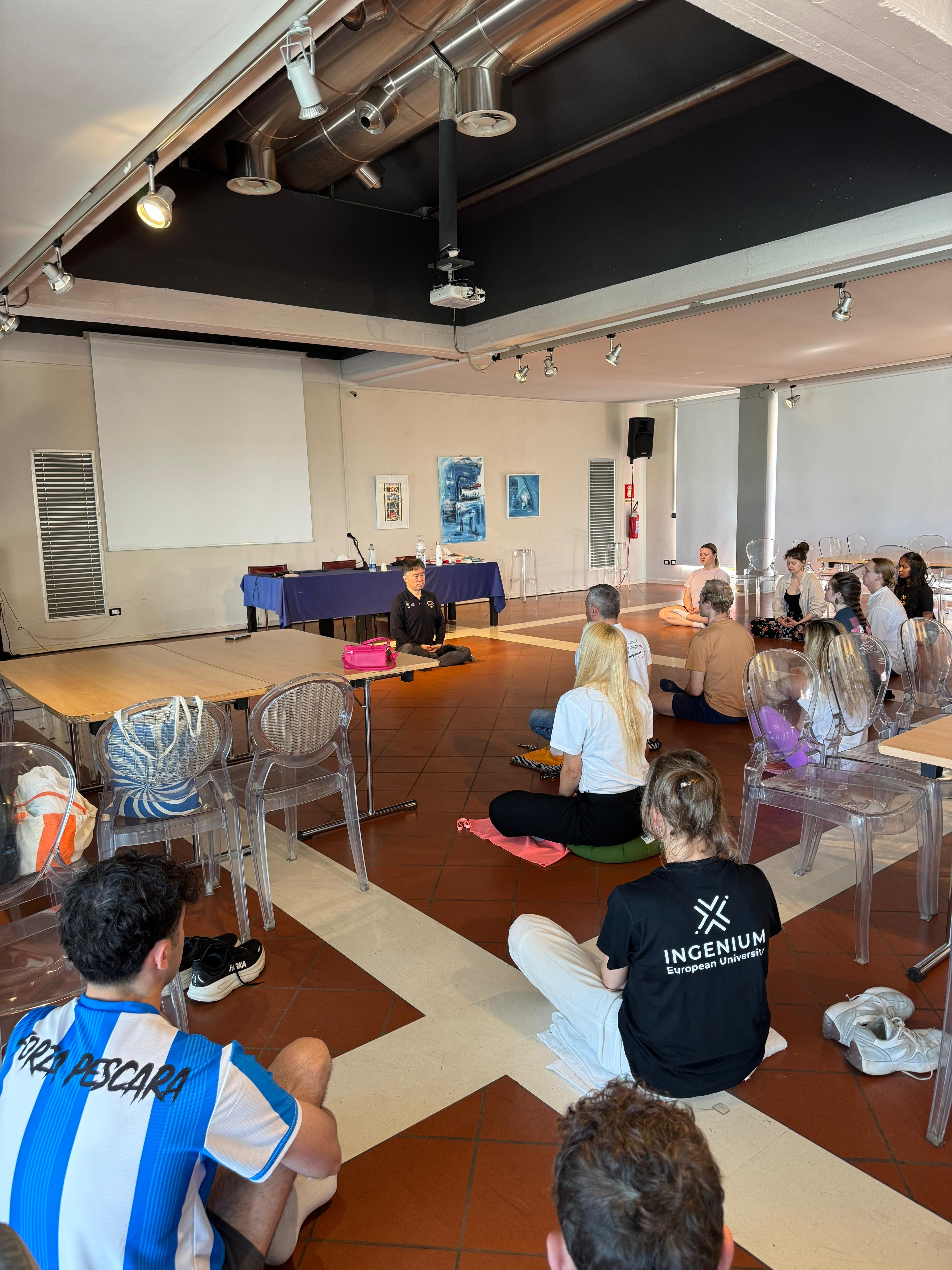 10 Days of INGENIUMin osallistujat meditoimassa Pescararassa