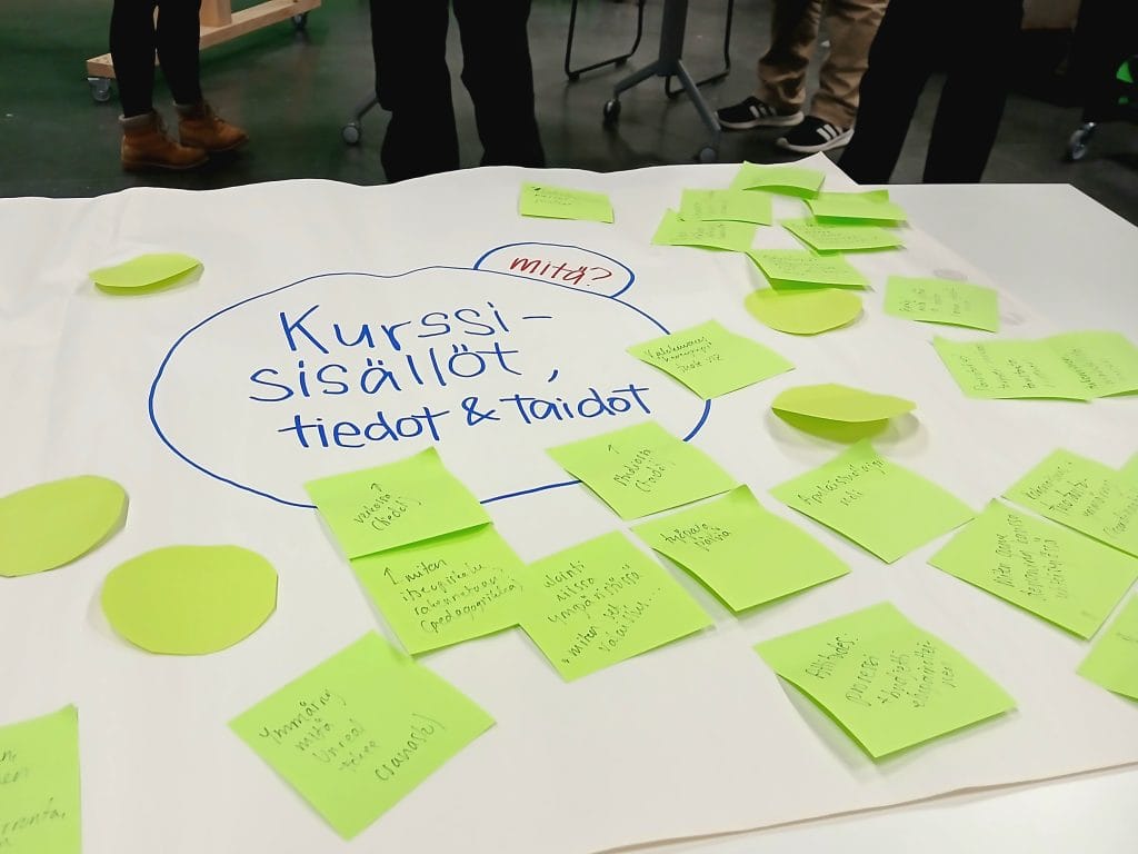 Työpajaosallistujien ajatuksia liimalapuilla liittyen virtuaalituotantojen kurssisiältöihin.