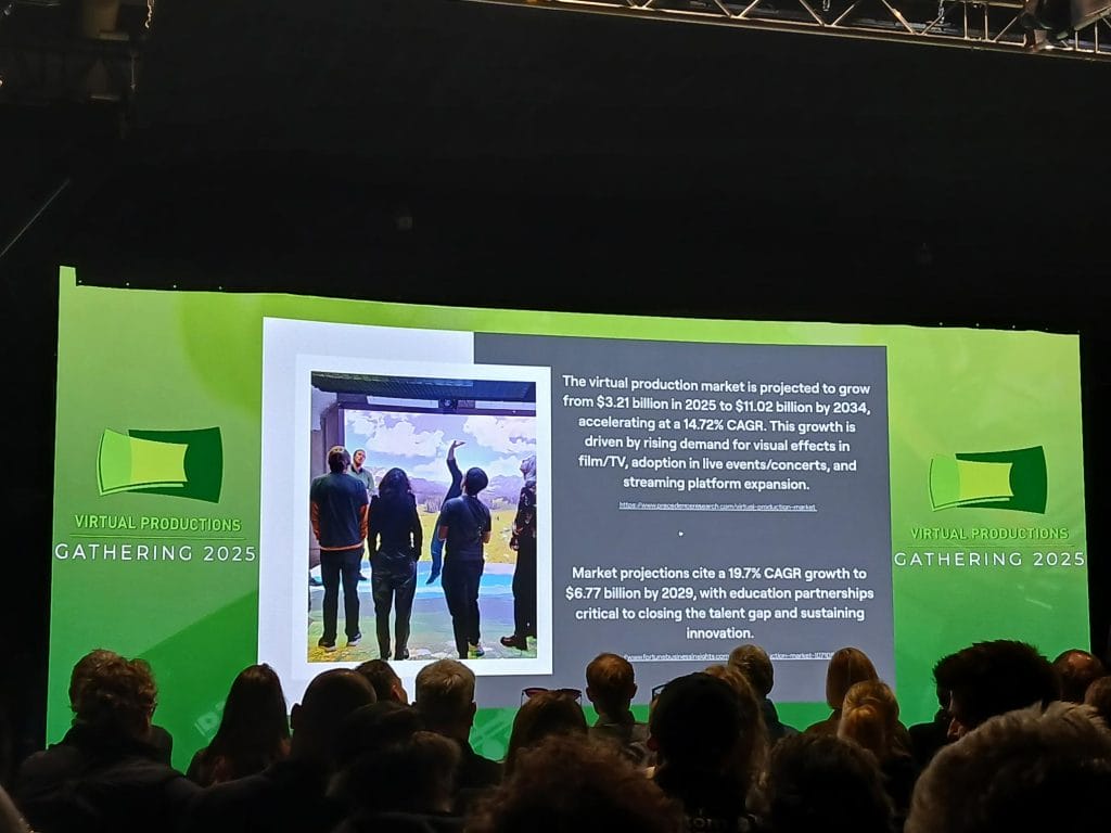 Yleisö seuraamassa esitystä LED-seinältä.