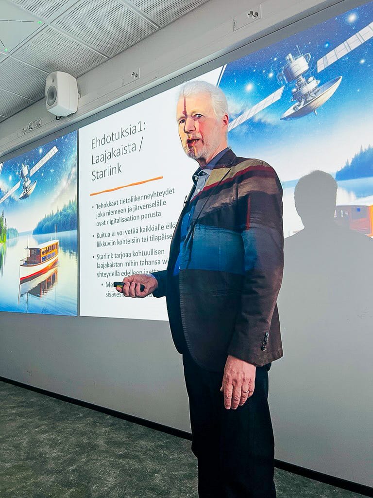 Tulevaisuudentutkija Risto Linturi pitää esitystä.