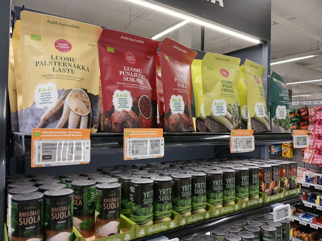 Pakkauksia ja hyllymerkintöjä ruokakaupassa.