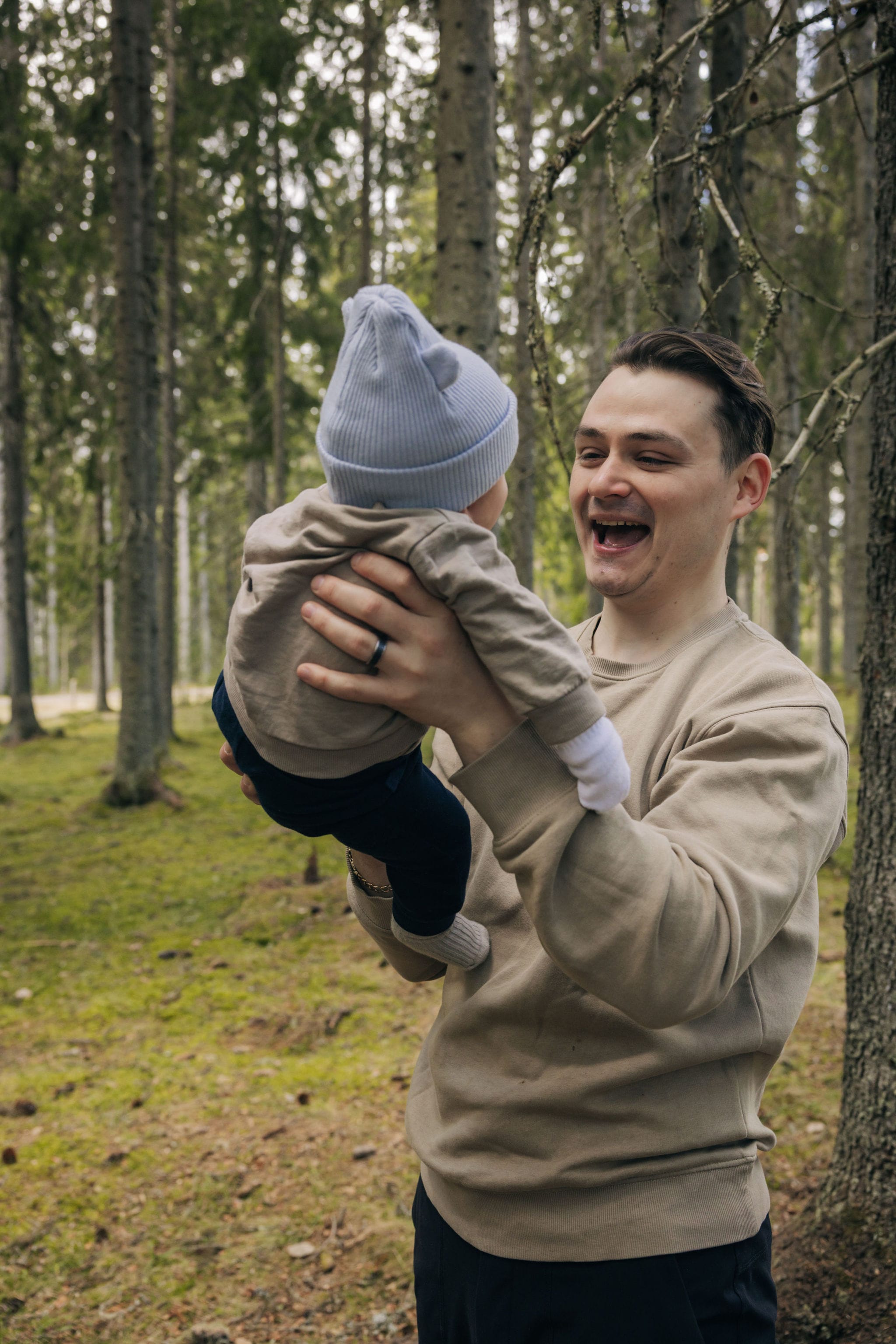 Isä ja vauva metsässä