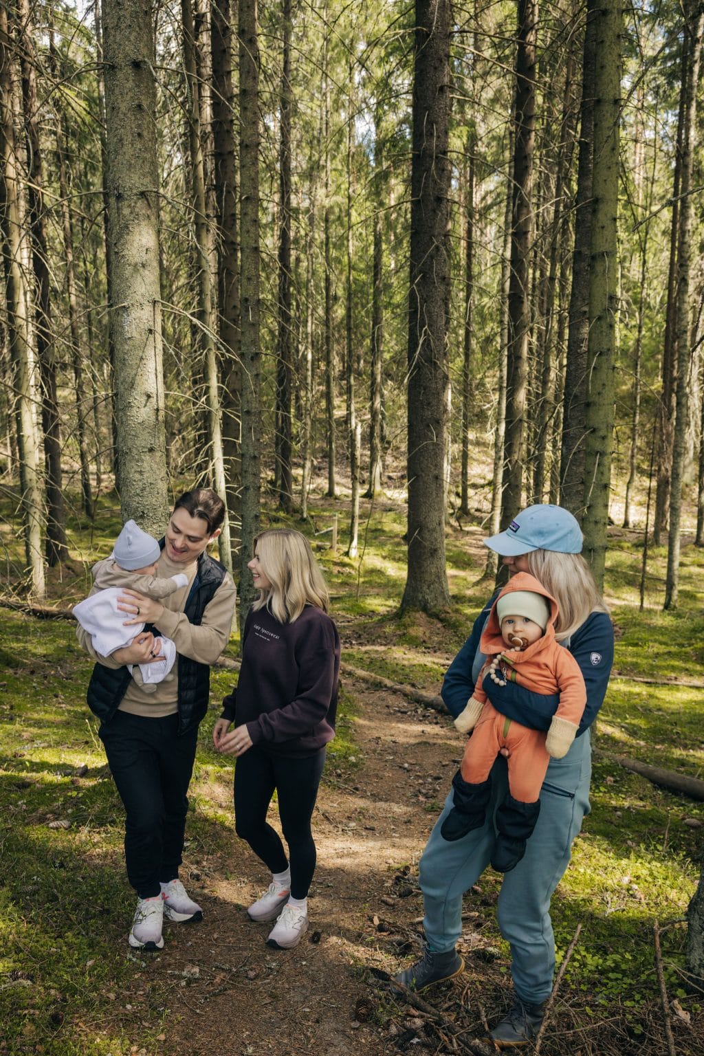 Perheet metsässä.