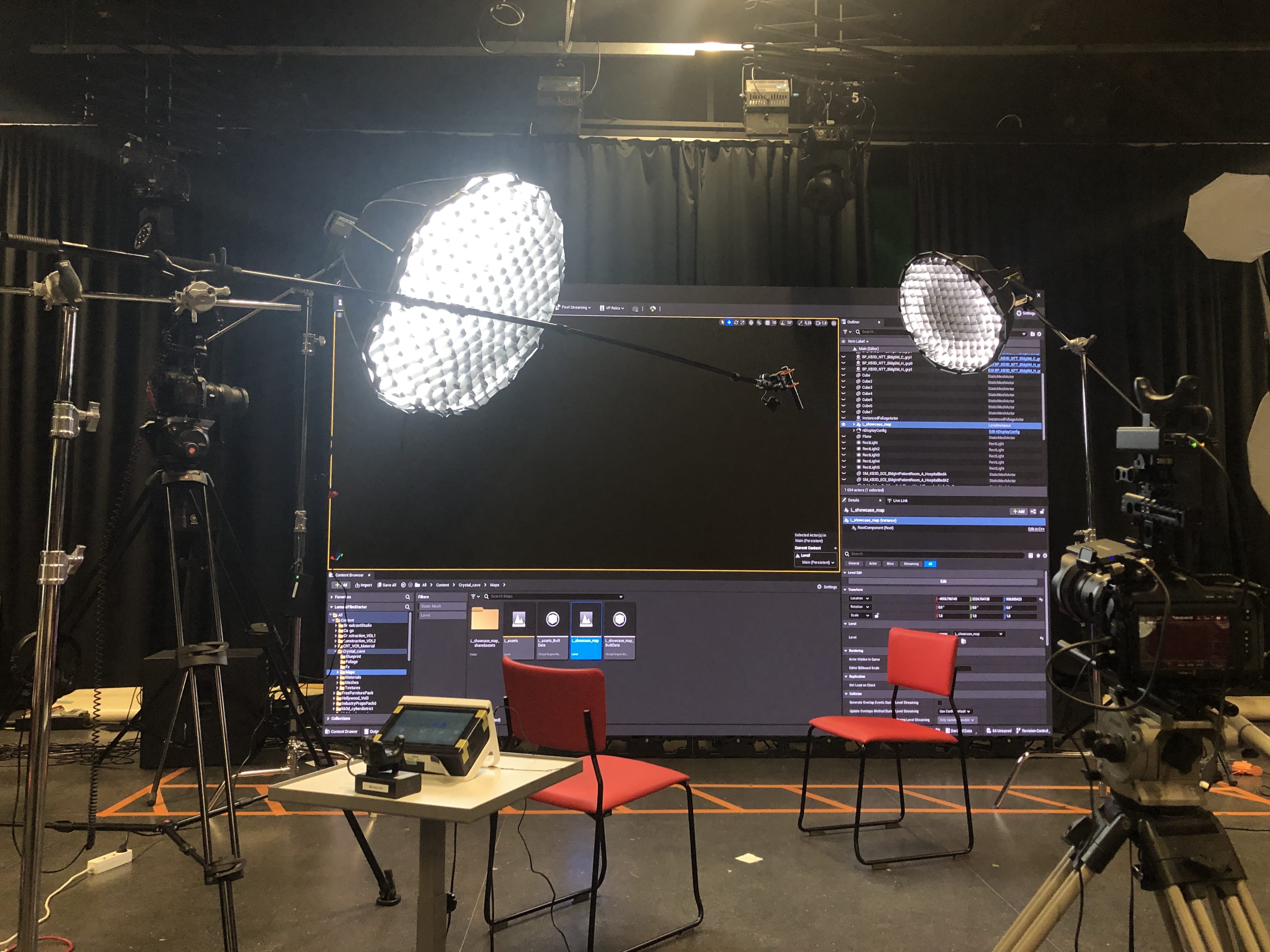 Studiotila, jossa huonekaluja, valaisukalustoa sekä LED-seinä.