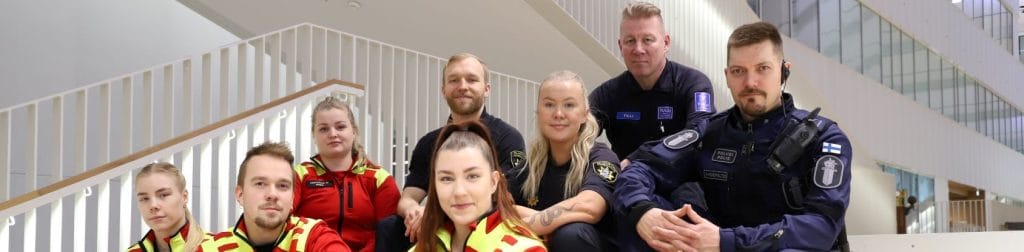 Pelastusalan viranomaisia virka-asuissaan ryhmäkuvassa.