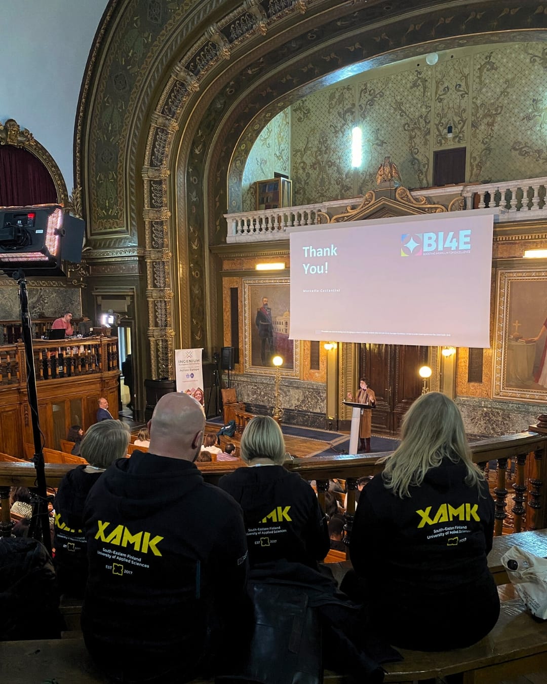 Xamkin opiskelijat istuvat selkä kameraan päin Iasin avajaisissa vanhassa luentosalissa