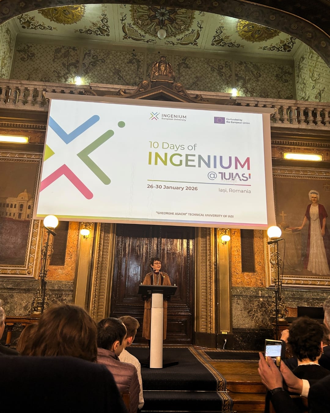 Irina Lungu pitää puhetta lavalla, takana näkyy 10 Days of INGNEIUM teksti screenillä