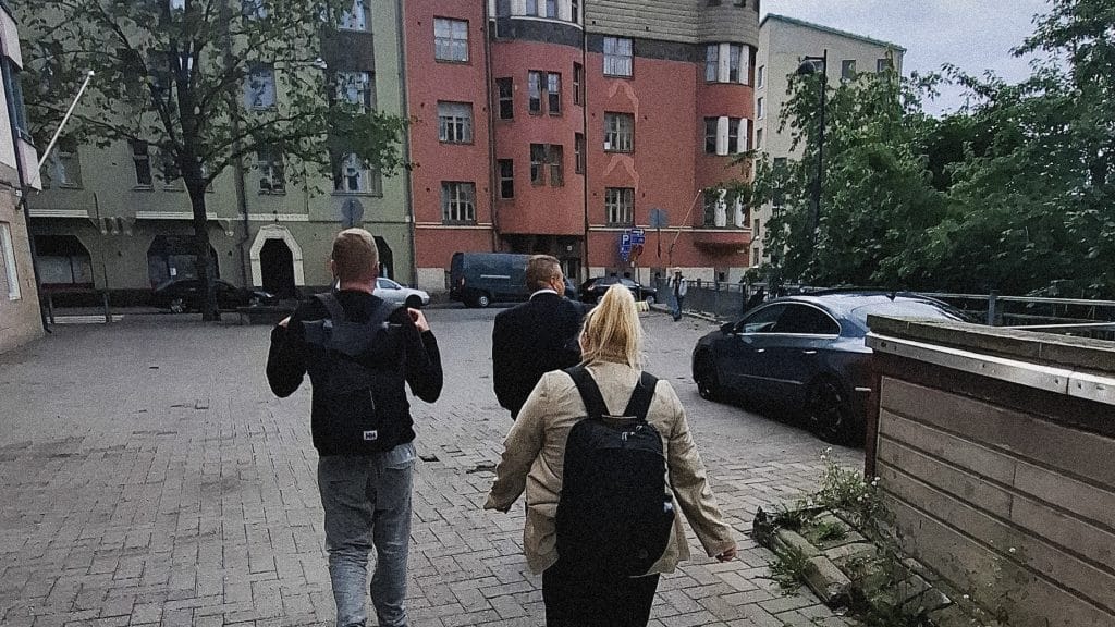 INKA-hanketiimi kävelemässä kivetyksellä kaupunkiympäristössä.