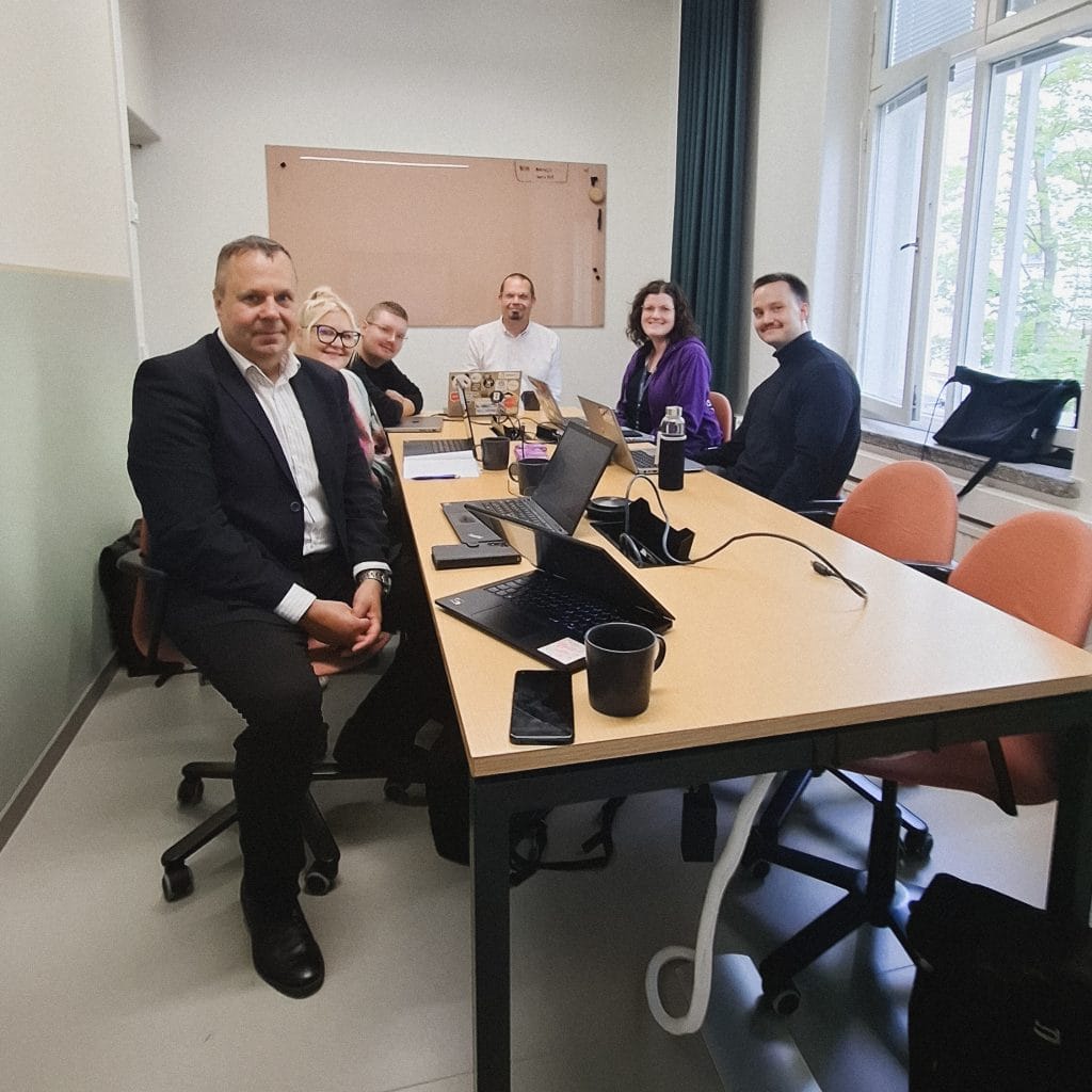 INKA-hanketiimi ja Location Innovation Hubin edustajat neuvotteluhuoneessa yhteiskuvassa.