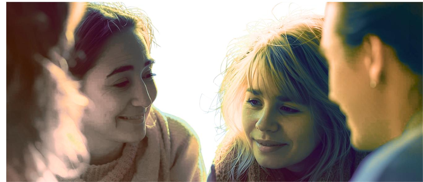 Neljä ihmistä keskustelmassa keskenään. Kuva: Canva AI kuvageneraattori