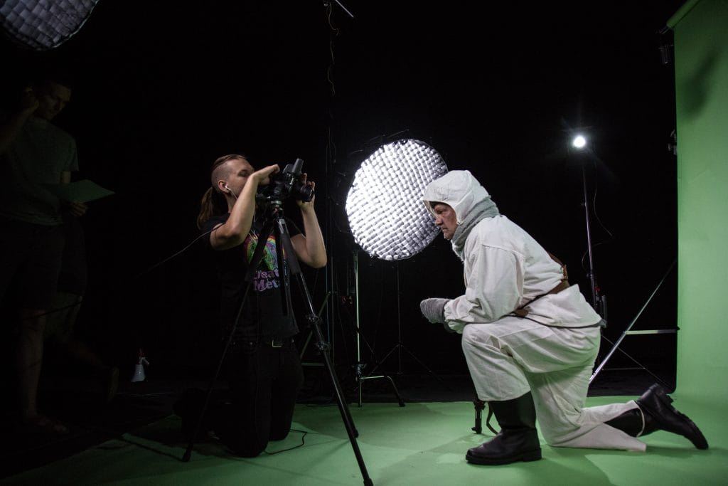 Kuvaaja ja näyttelijä greenscreen tuotannossa