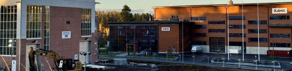 Kaksi isoa rakennusta ja rakennustyömaata.