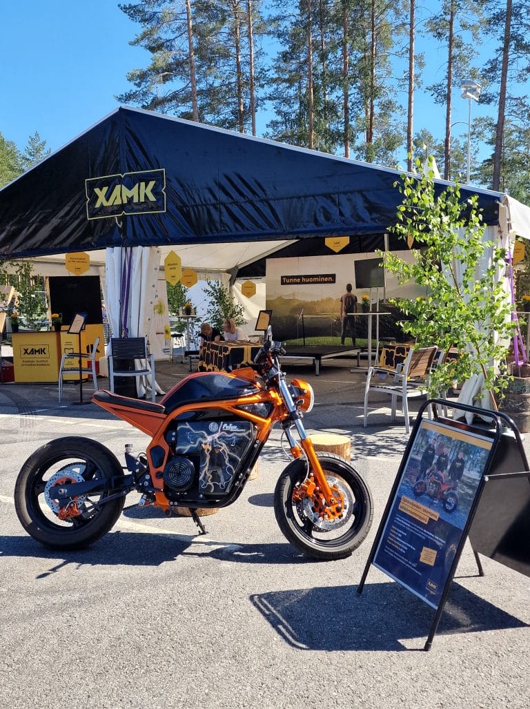 Sähkömoottoripyörä Farmarimessuilla Mikkelissä.