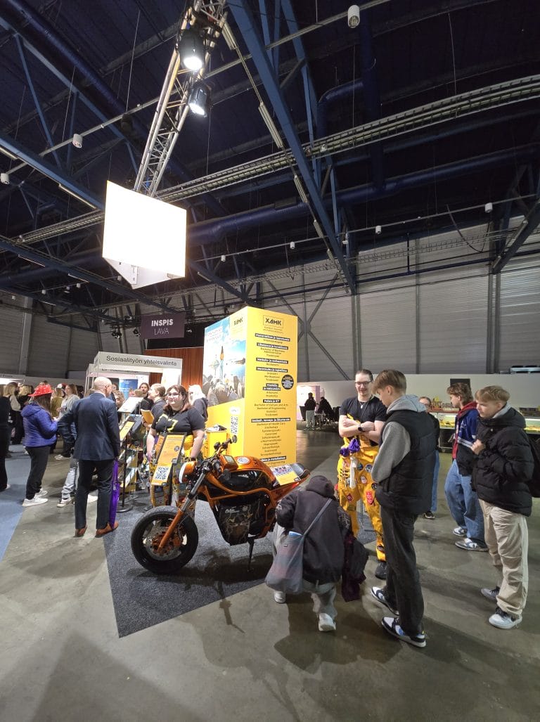 Sähkömoottoripyörä Studia-messuilla Helsingissä
