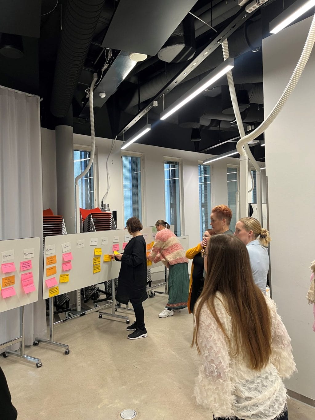 Tiimiläiset ideoimassa AMKmicron julkaisuja