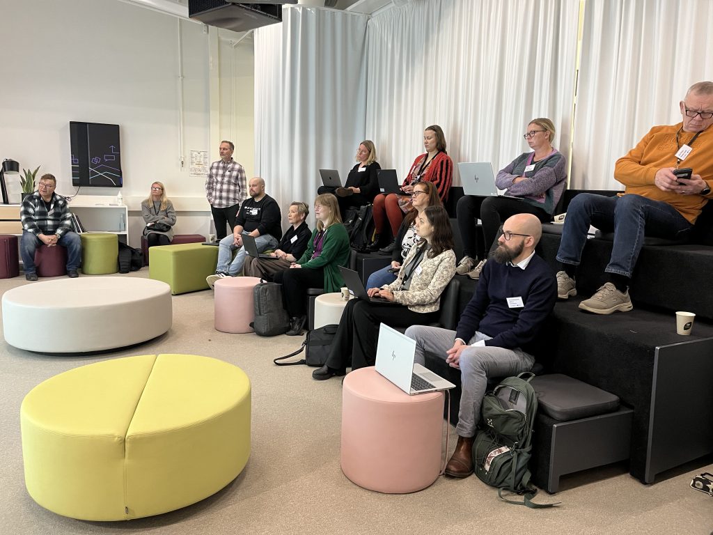 Ihmiset istuvat ja katsovat eteenpäin