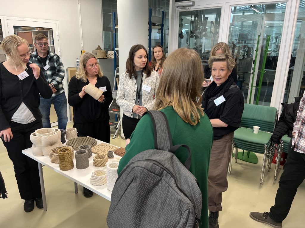 Ihmiset seisovat ja keskustelevat