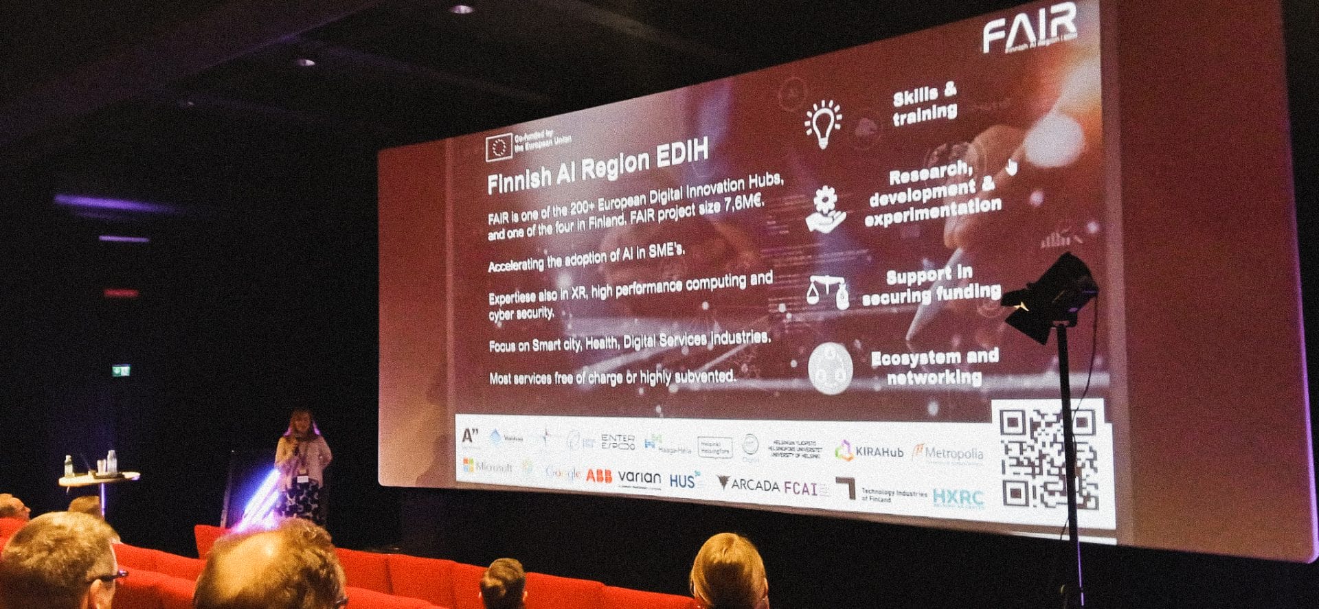 Solja Sulkunen esittelee Finnish AI Region EDIH -toimintaa Mindtrek-konferenssissa Tampereella.