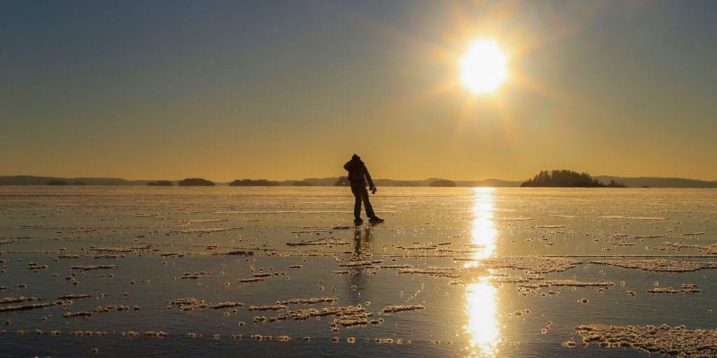 Retkiluistelija jäällä.