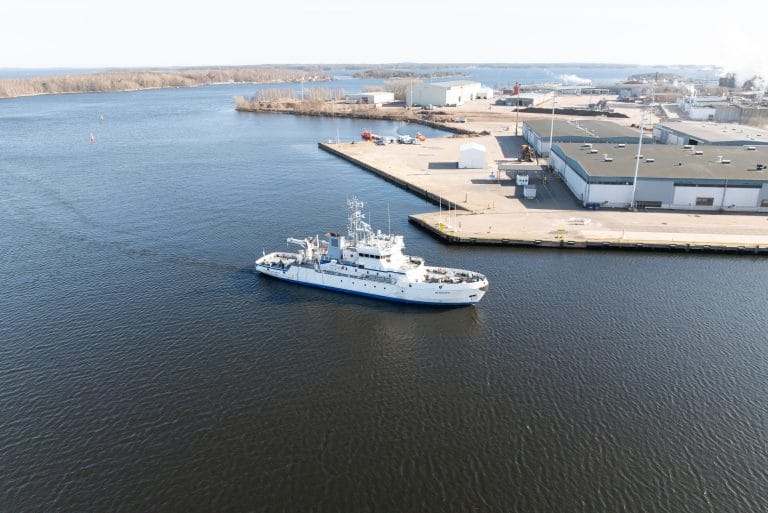 Koululaiva Merikarhu saapumassa Kotkan Kantasatamaan.