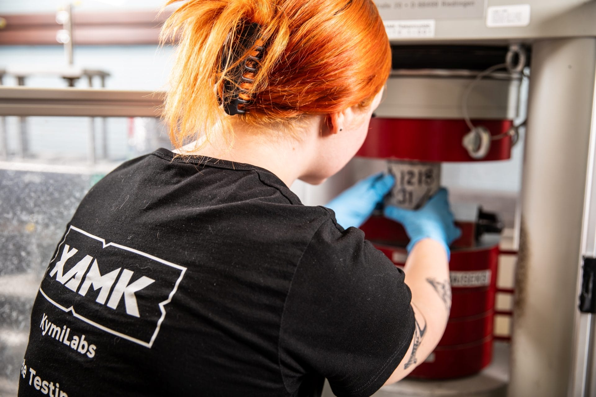 Ihminen on selin kameraan ja tekee töitä laitteella.