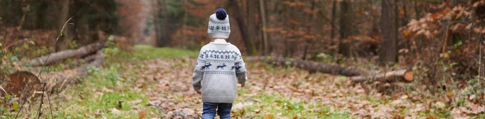 Lapsi syksyisessä metsässä.