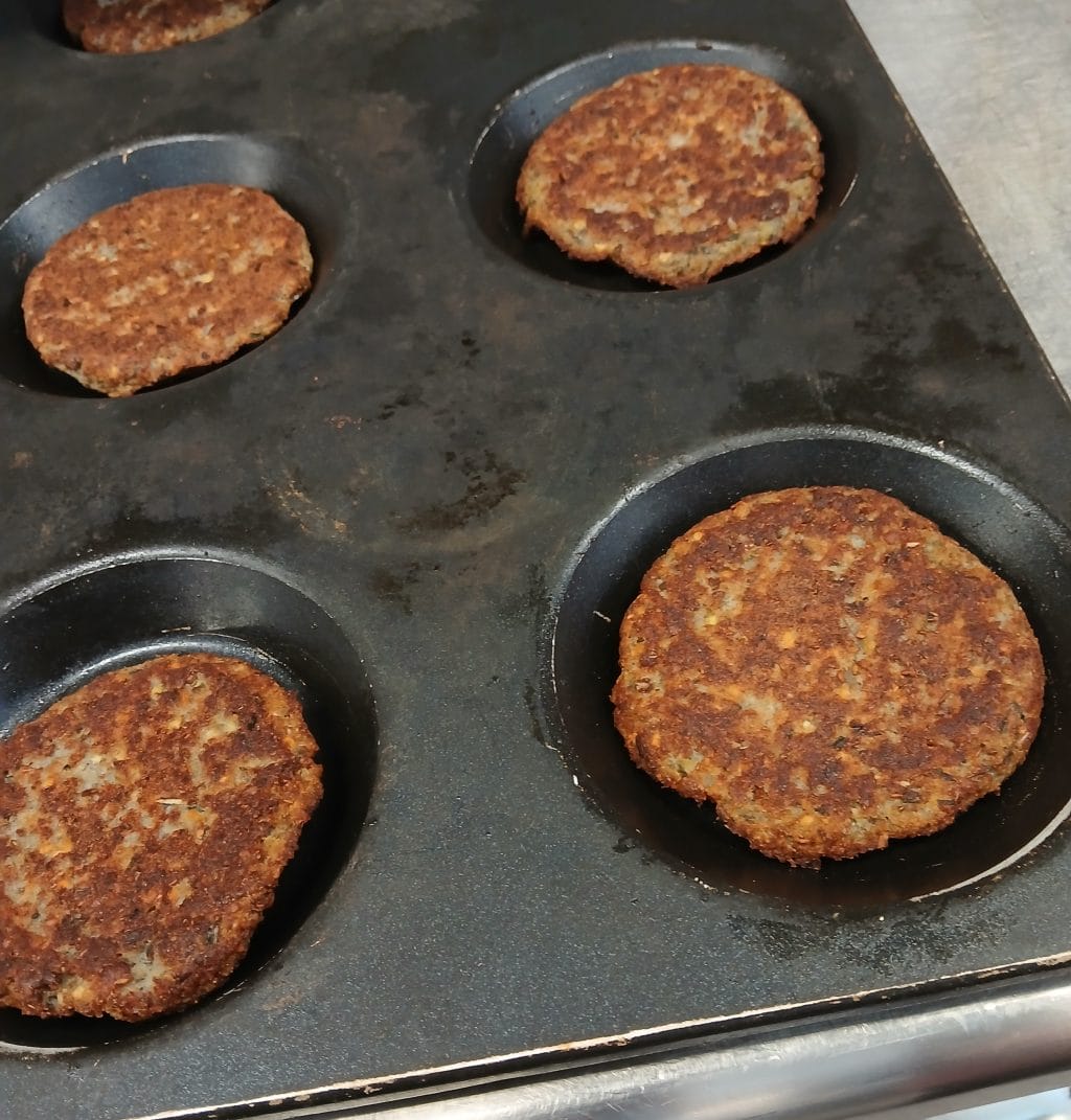 Kuvassa kalamassasta valmistettuja pihvejä paistoalustalla.