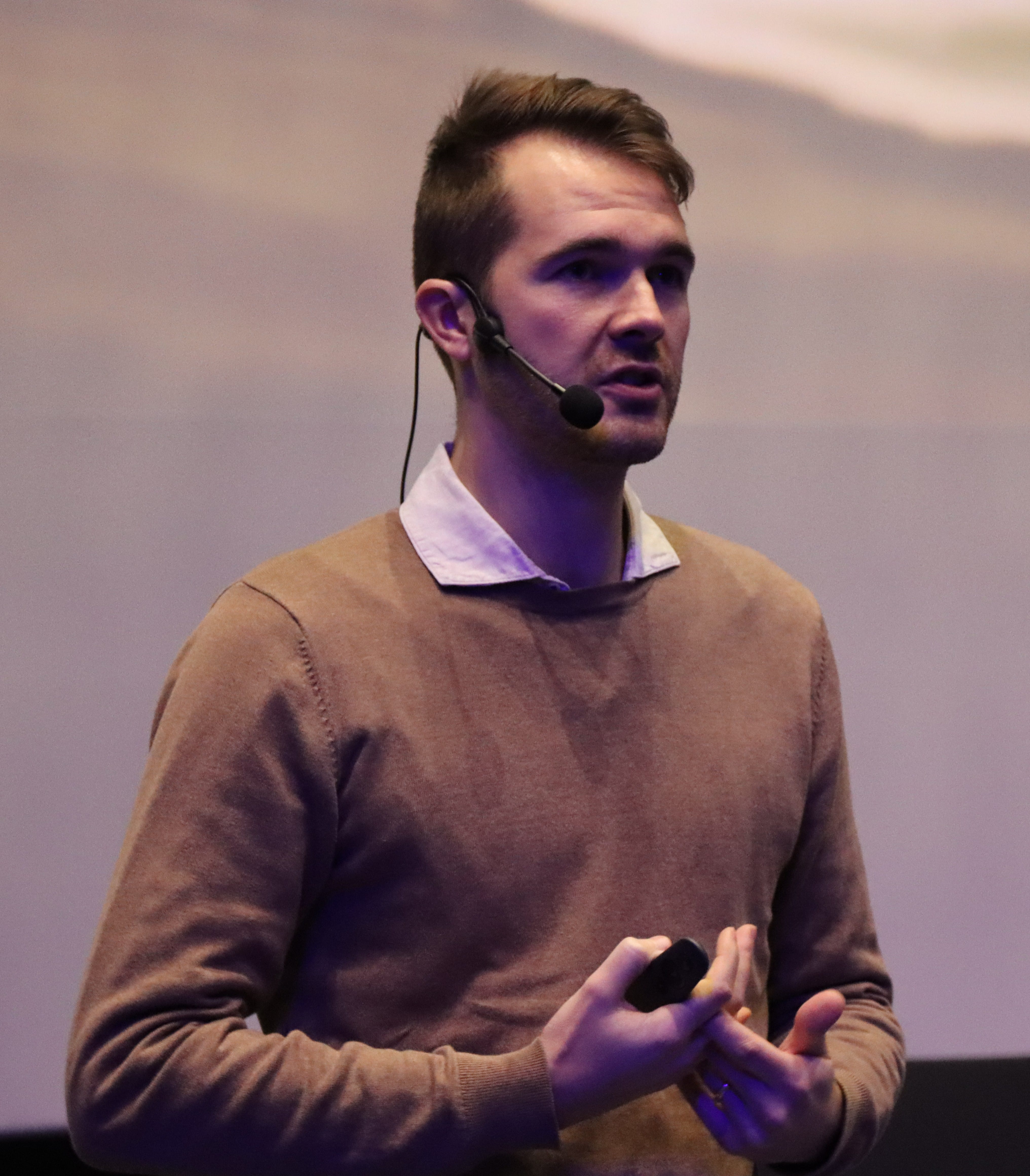 Henkilö pitämässä puheenvuoroa.