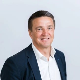 Kuvassa Perho Liiketaousopiston rehtori Juha Ojajärvi