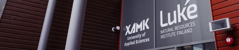 Rakennuksen seinässä Xamkin ja Luken logot.