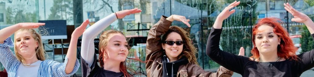 Tanssivia nuoria naisia.