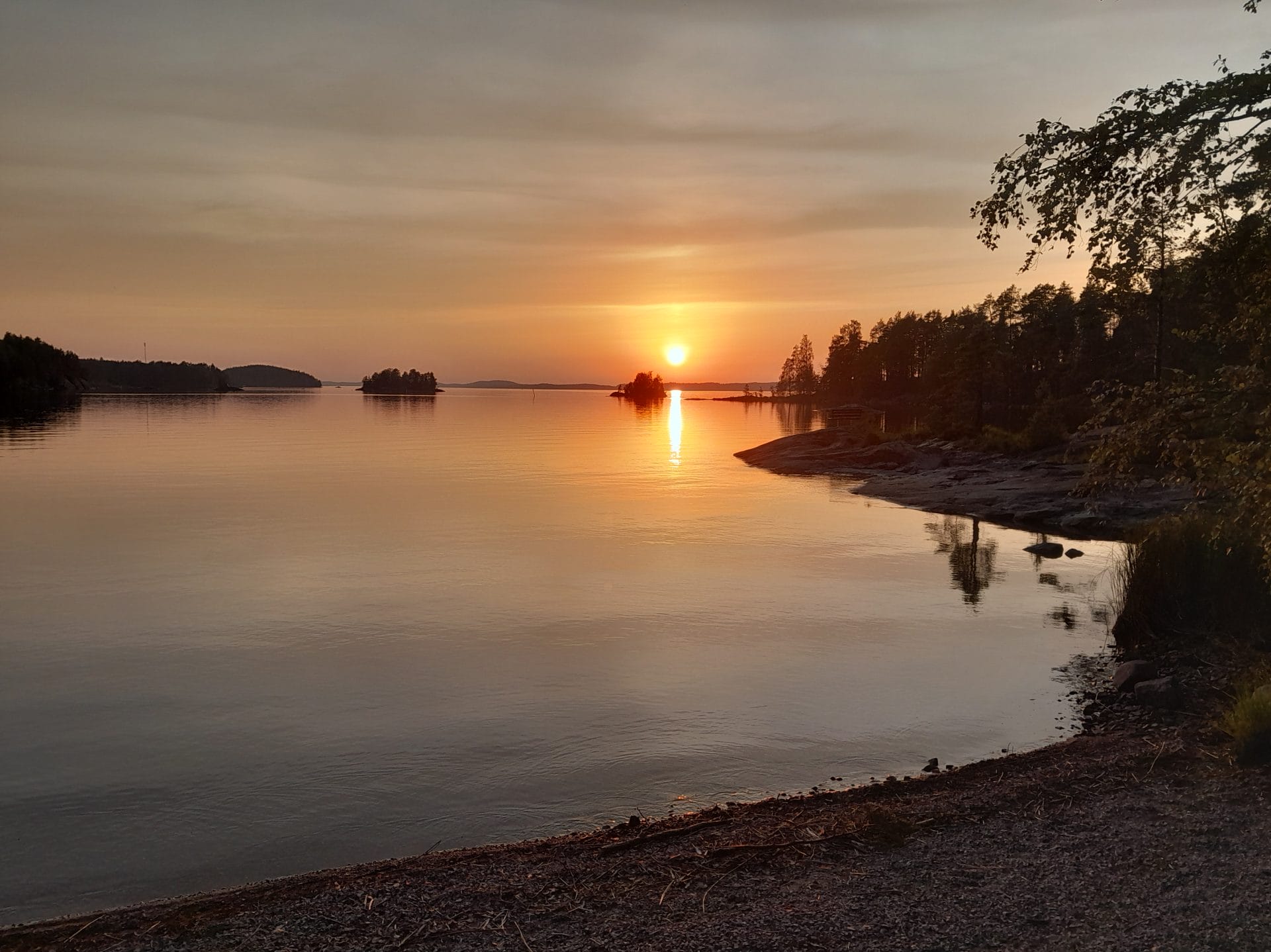 Saimaan rannalta auringonlasku.