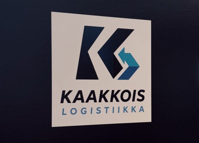 Kuvitteellisen KaakoisLogistiikka Oy:n logo ja ovikyltti