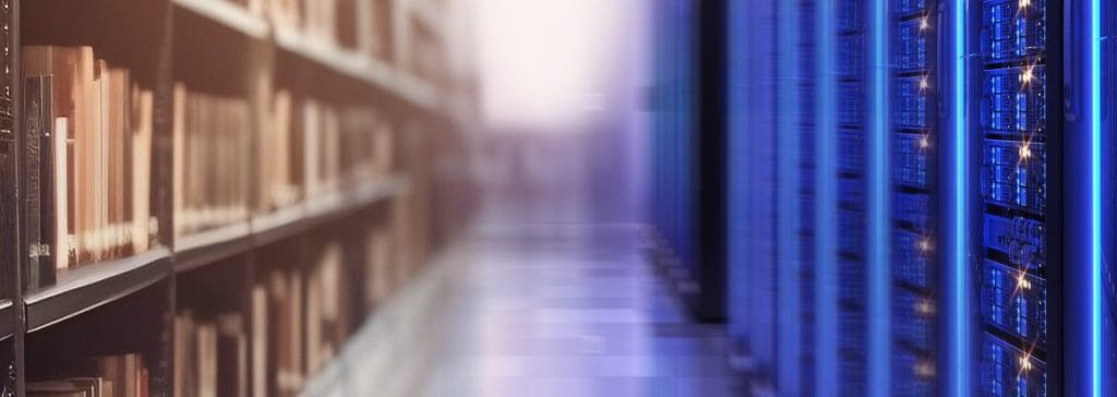 Pitkiä kirjahyllyjä vasemmalla, tietokoneiden palvelimia oikealla.