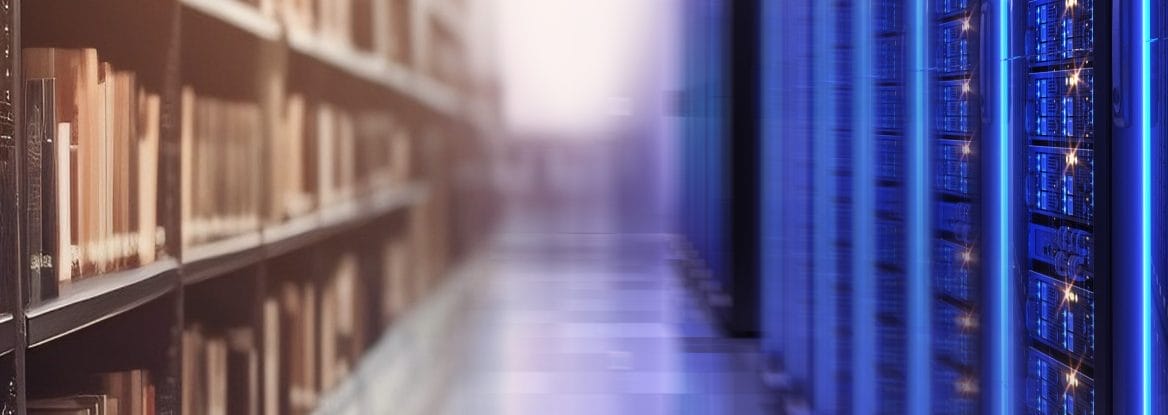 Pitkiä kirjahyllyjä vasemmalla, tietokoneiden palvelimia oikealla.