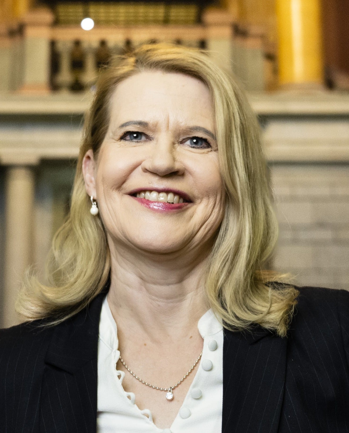 Hymyilevä henkilö lähikuvassa.