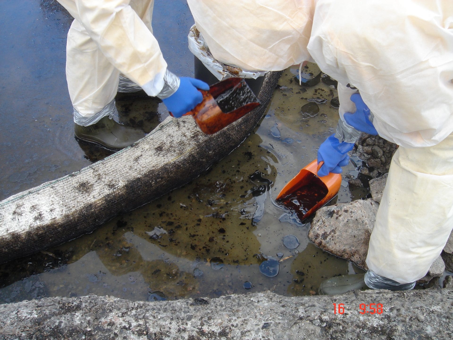 Rannan puhdistus öljystä.