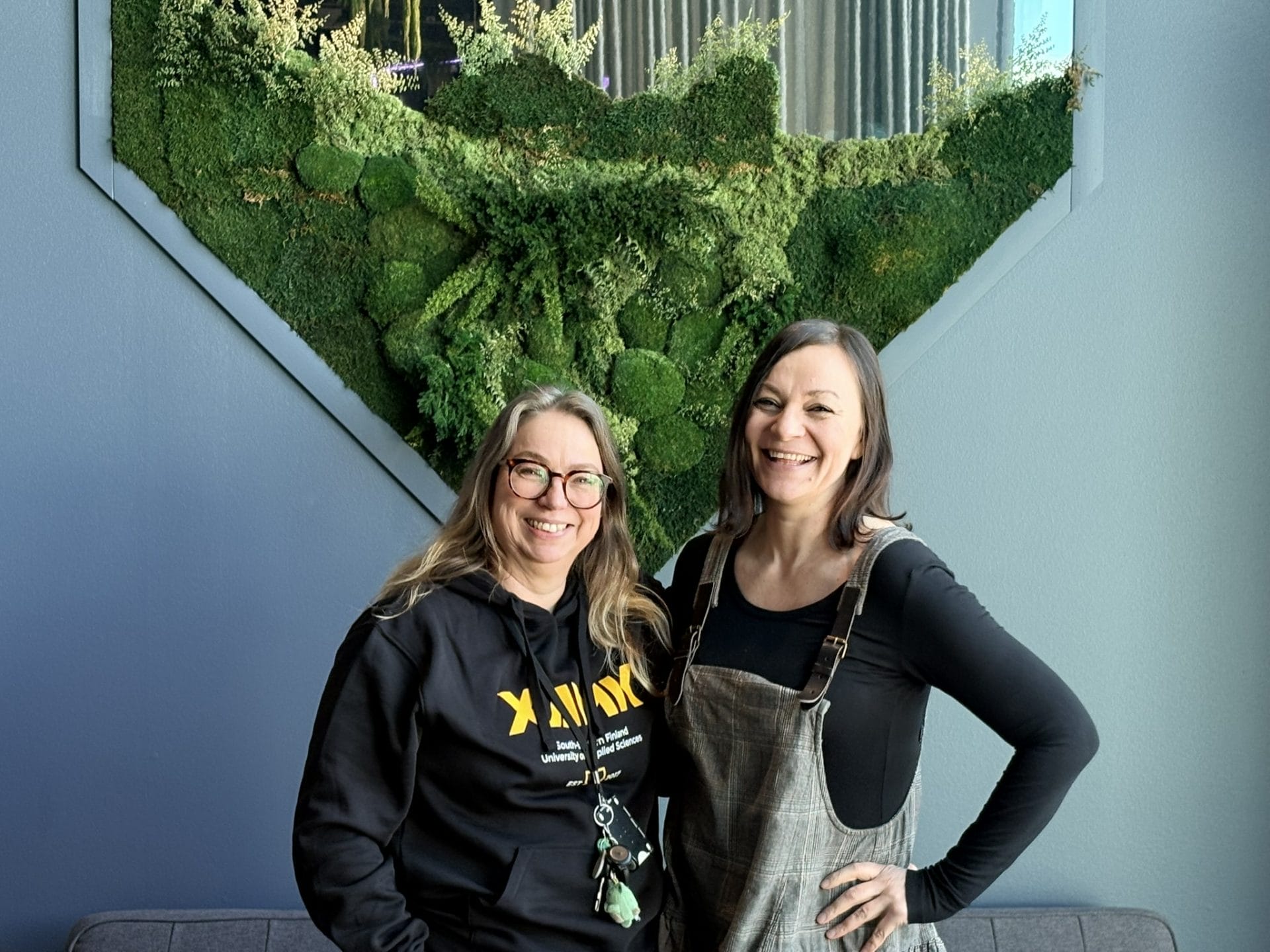 Asiantuntijat Kati Kiehinen ja Tanja Lyytikäinen vieretysten hymyilemässä kameralle.