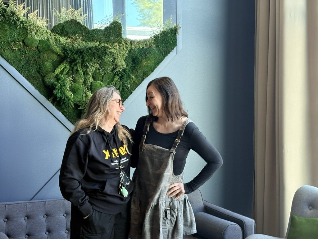 Asiantuntijat Kati Kiehinen ja Tanja Lyytikäinen katsovat toisiaan nauraen.