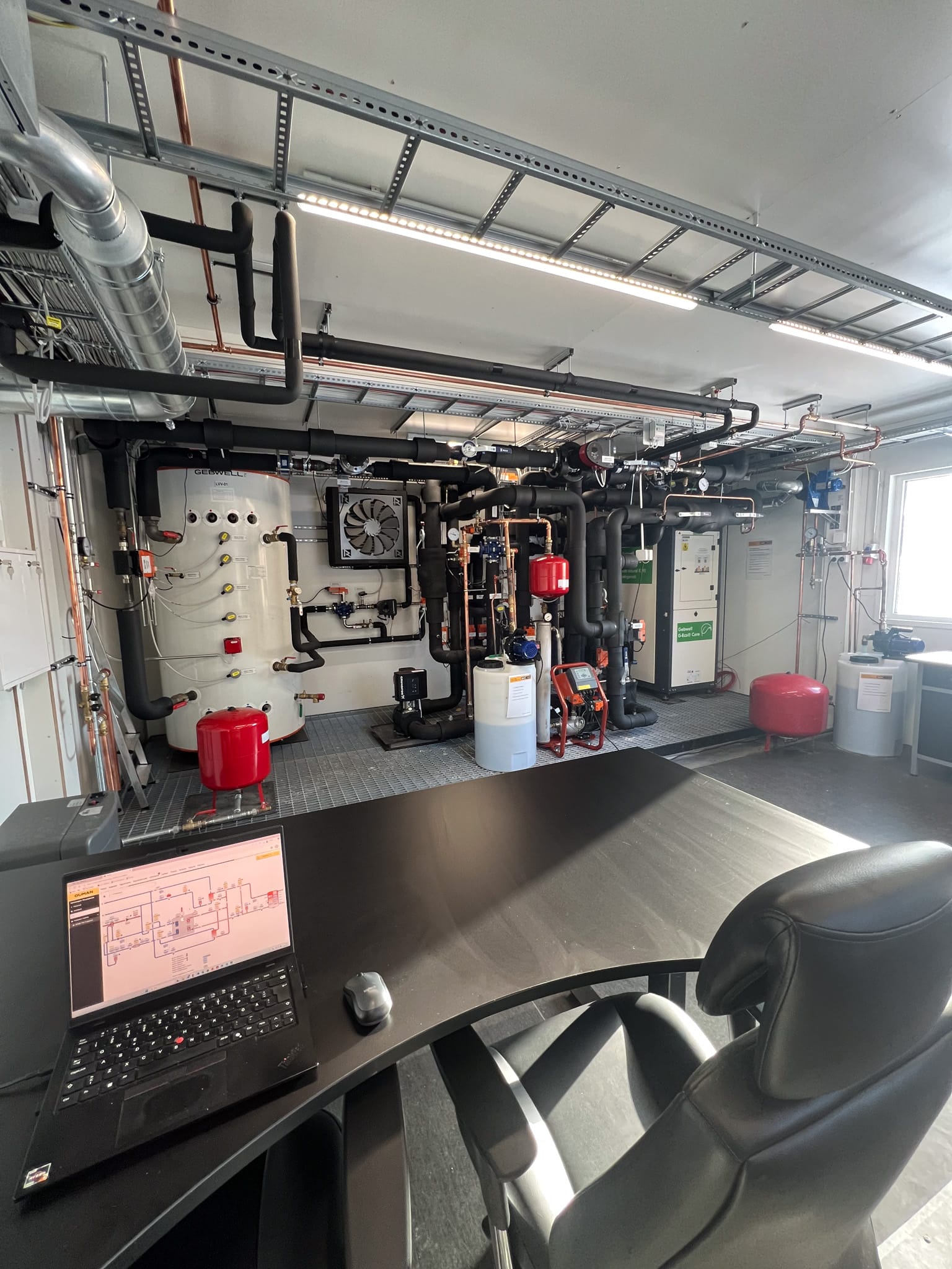 Tutkimuslaitteistoa toimistotilassa.