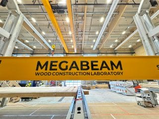 Teollisen puurakentamisen laboratorio Savonlinnassa, näkymä testaushallista. Megabeam-testipalkki.