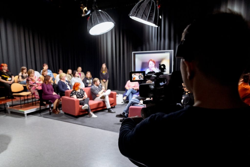 Hybridiseminaari Darcmedian studiossa